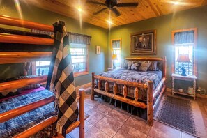 4 Schlafzimmer, Schreibtisch, Bügeleisen/Bügelbrett