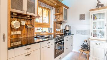 Fridge, oven, dishwasher, coffee/tea maker