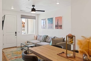 Appart'hôtel, 3 chambres | Coin séjour | TV connectée, services de streaming