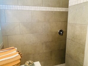 Combined shower/bathtub, hair dryer, towels, soap