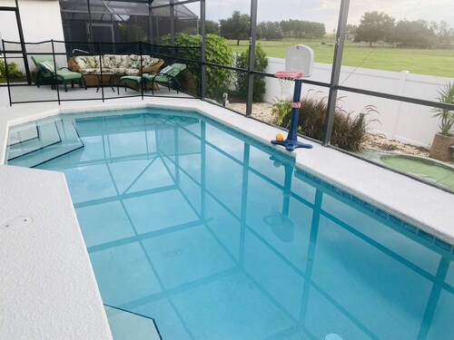 Knollwood villa with pool
