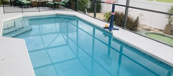 Knollwood villa with pool