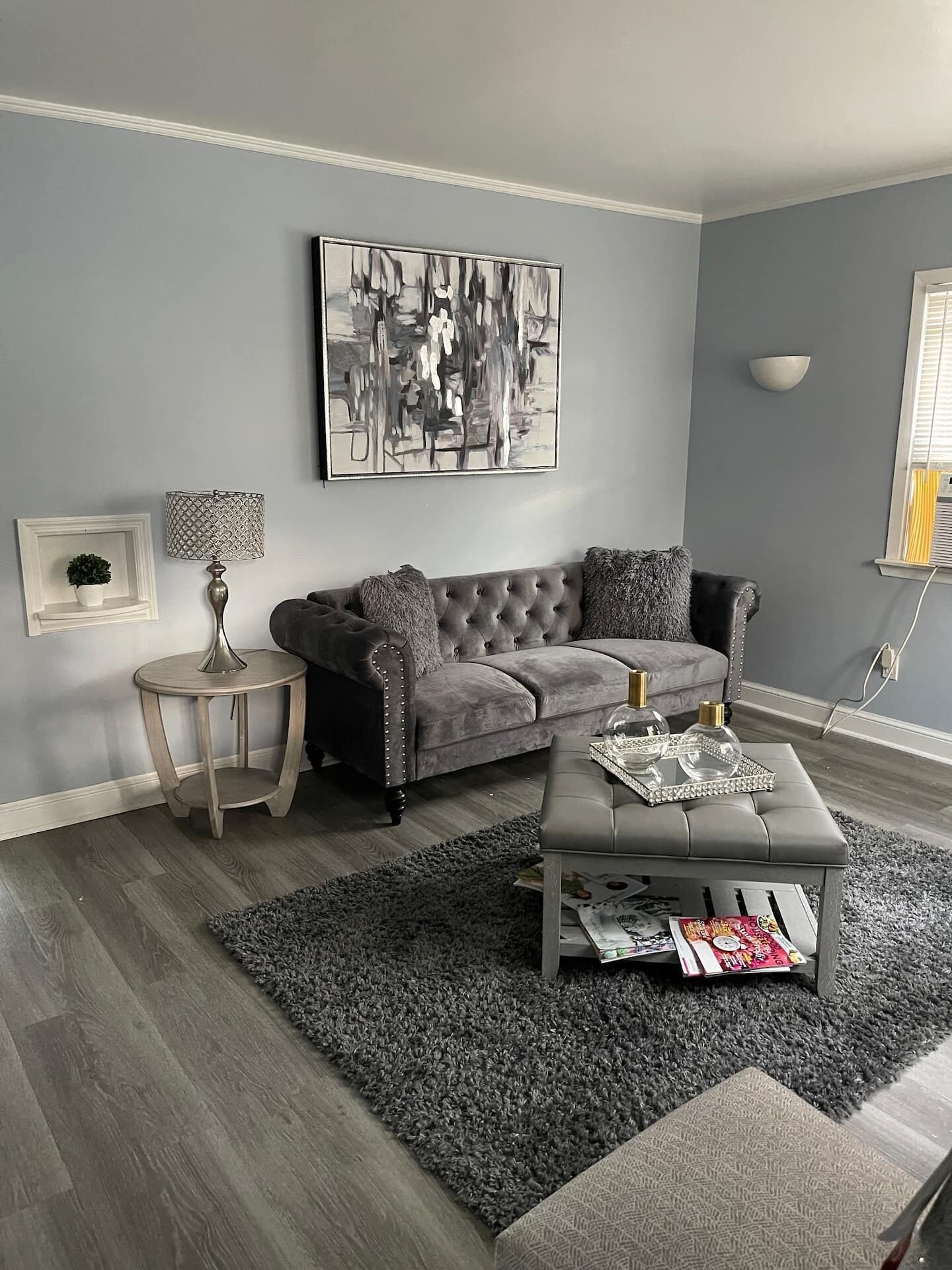 Een smart-tv, een open haard, boeken en een stereo