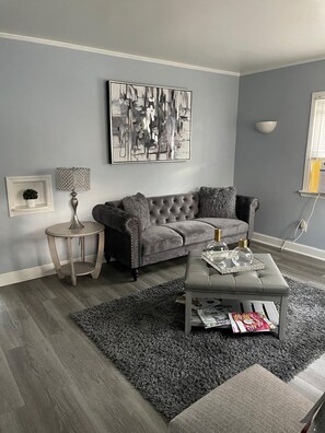 Smart TV, fireplace, books, stereo - COZY REST 3BDRM HOME AWAY FROM HOME W/ DECK (Elmont)