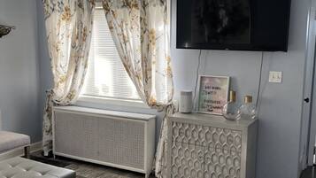 Smart TV, fireplace, books, stereo