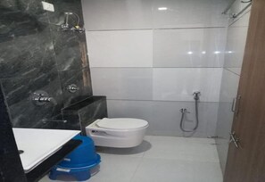 Deluxe Double Room | Bathroom | Towels - Hotel Satellite Inn (Ahmedabad)