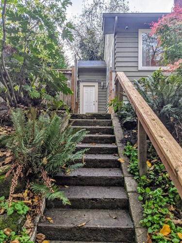 Hollywood Casa | Close to Max & Bus | 1 bd W/D in unit | full kitchen 