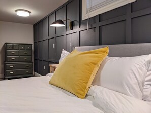 1 غرفة نوم وأسرّة بإسفنج يتكيف مع شكل الجسم ومكتب ومكواة/لوح كي