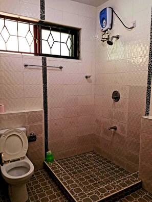 Premium Apartment | Bathroom | Shower, rainfall showerhead, free toiletries, bidet - Stay.Plus Furaha Apartment Nyali (Mombasa)