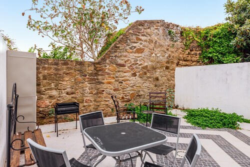 Ferienhaus Castle House mit Klimaanlage, Terrasse und Garten