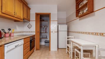 Frigorífico, microondas, horno y placa de cocina