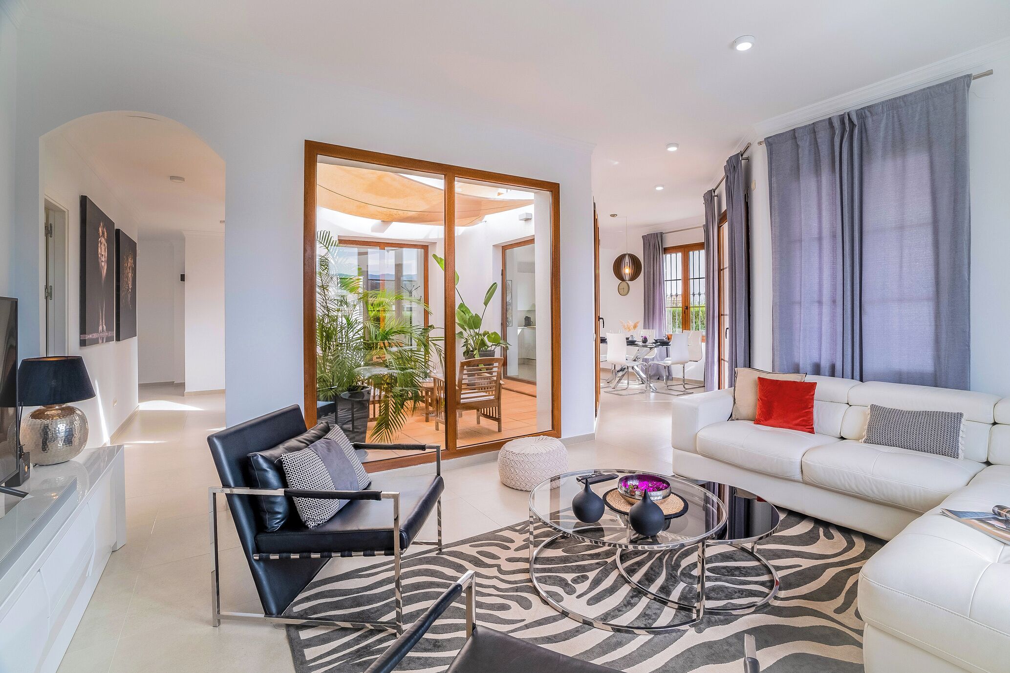 Een televisie en een open haard