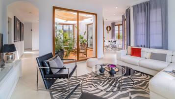 Een televisie en een open haard