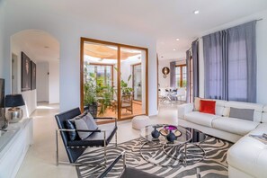 Een televisie en een open haard