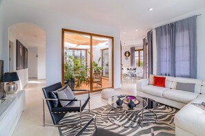 TV, fireplace - Apartment Amazing view to golf courses 14 pax with Sea View, Pool, Terrace & Wi-Fi (Estepona)