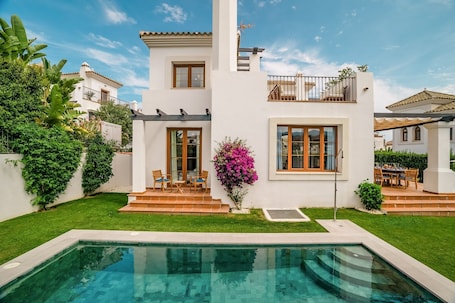 Pool. Apartment Amazing view to golf courses 14 pax with Sea View, Pool, Terrace & Wi-Fi