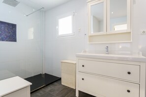 Shower, hair dryer, towels - Modern Apartment in Los Boliches with Shared Pool, Balcony & Wi-Fi (Fuengirola)
