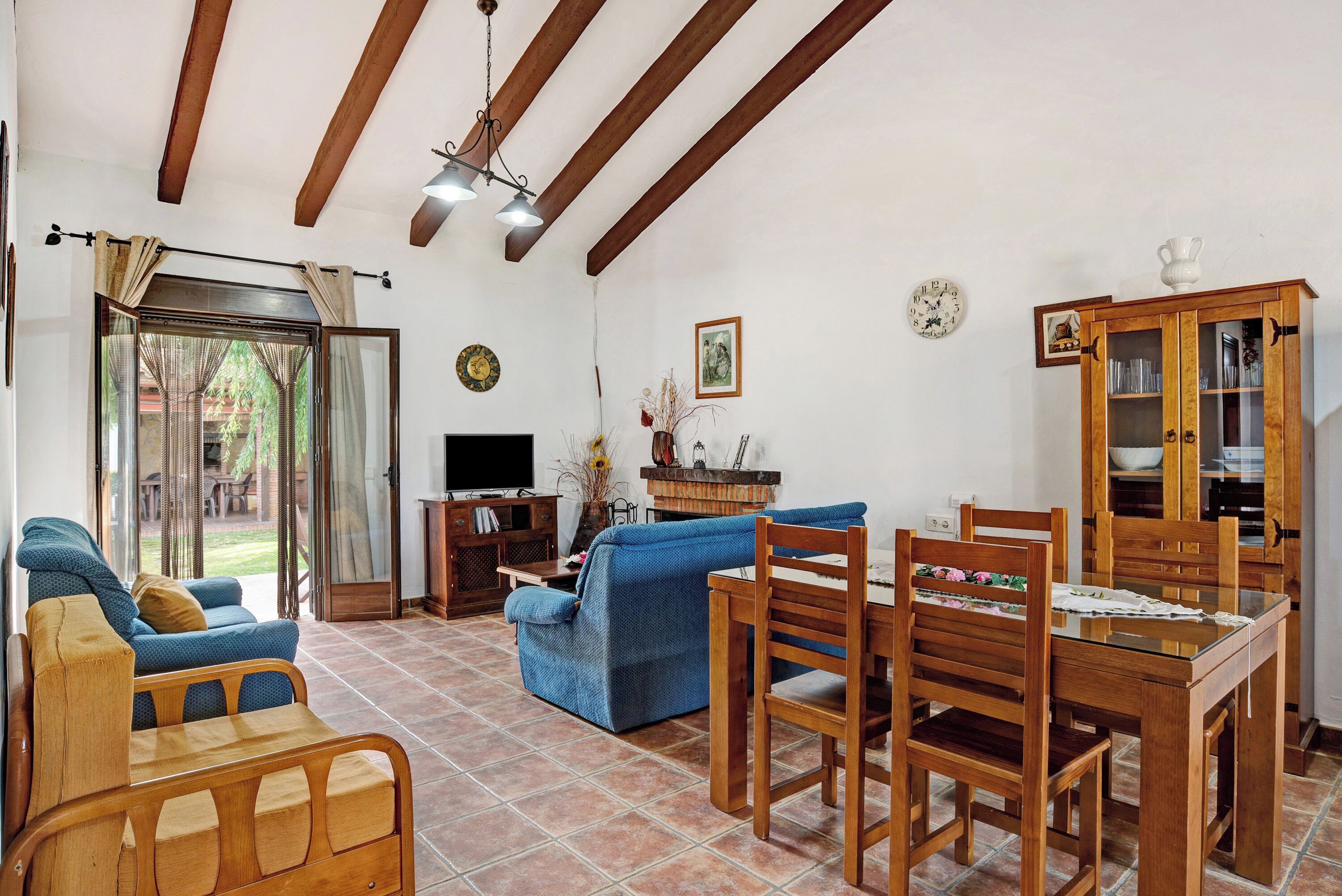 Een televisie en een open haard