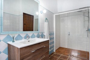 Douche, séchoir à cheveux, serviettes fournies