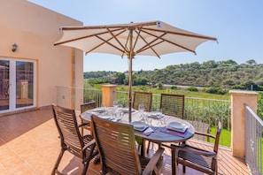 Outdoor dining - Villa Paqui – 10 minutes from Cala Mondragó with pool, garden, Wi-Fi (tourist tax included) (Porto Petro)