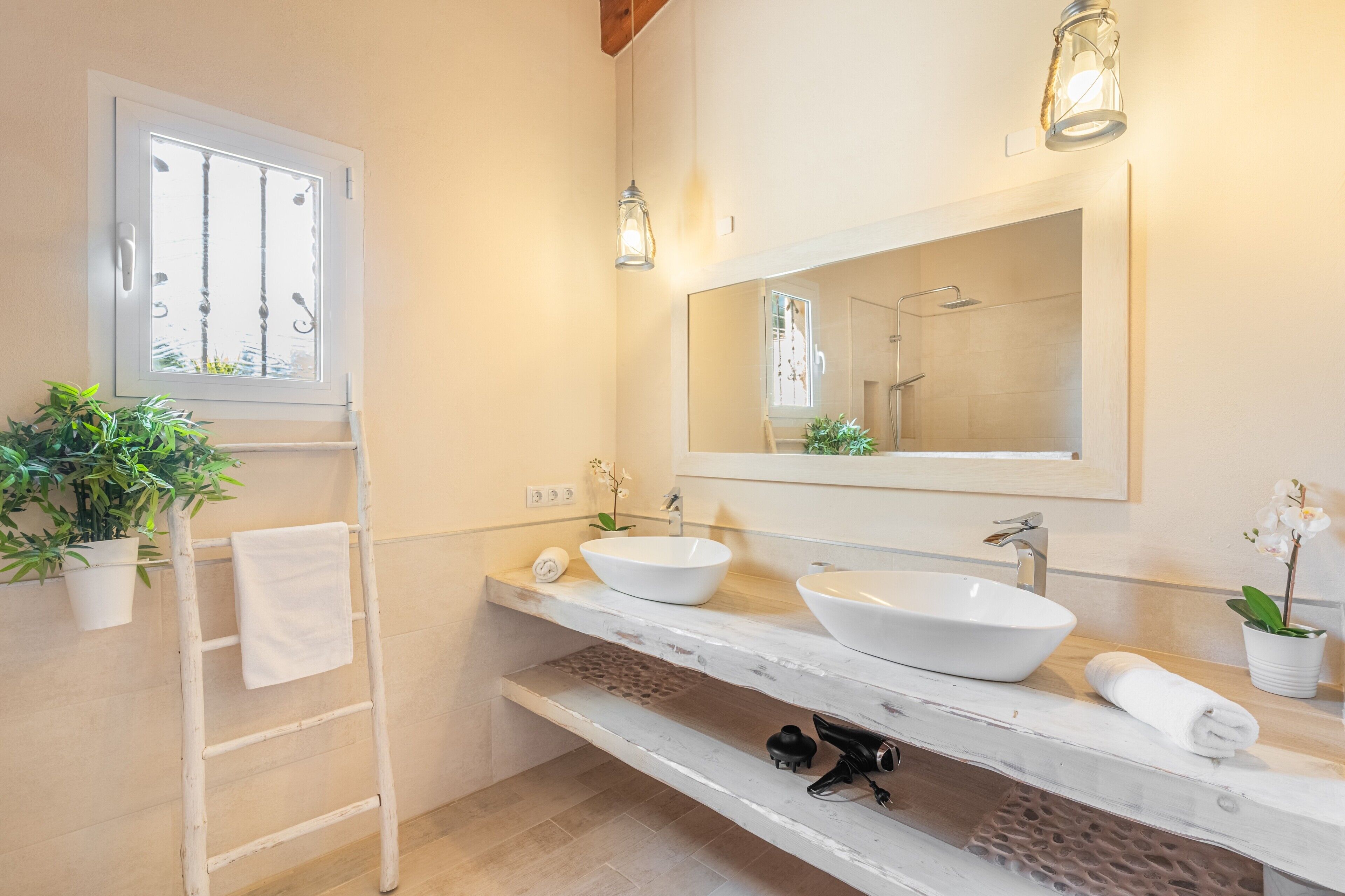 Bathtub, free toiletries, hair dryer, towels