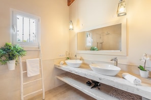 Badekar, gratis toiletartikler, hårtørrer, håndklæder