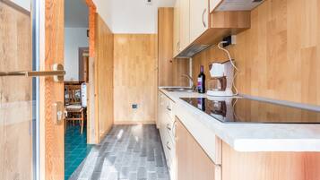 Fridge, stovetop, coffee/tea maker, electric kettle