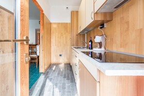 Fridge, stovetop, coffee/tea maker, electric kettle - Apartment Oleandro Casa Demonti with Mountain View, Pool, Terrace & Wi-Fi (Tignale)