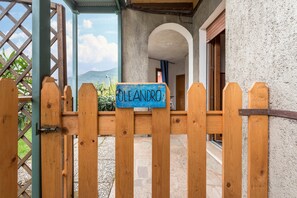 Exterior detail - Apartment Oleandro Casa Demonti with Mountain View, Pool, Terrace & Wi-Fi (Tignale)
