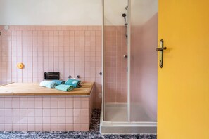 Dusche, kostenlose Toilettenartikel, Haartrockner, Handtücher