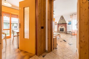 Interior - Studio Apartment Olivo Casa Demonti with Mountain View, Pool, Terrace & Wi-Fi (Tignale)