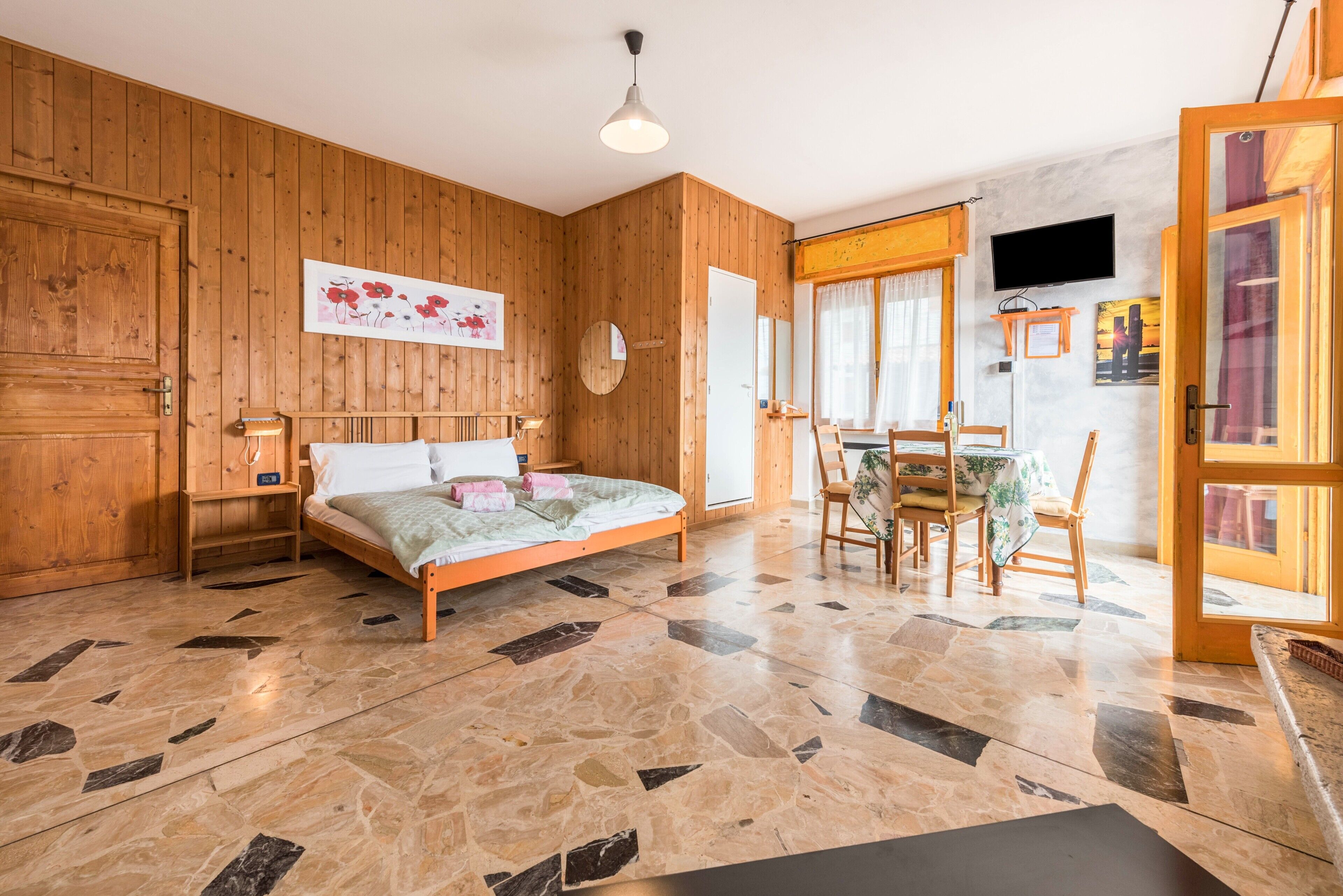 1 室のベッドルーム、WiFi (無料)、ベッドシーツ