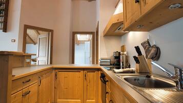 Fridge, oven, stovetop, dishwasher