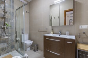 Bañera, secador de pelo y toallas