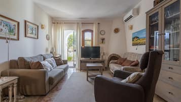 TV, DVD-spiller og stereoanlegg