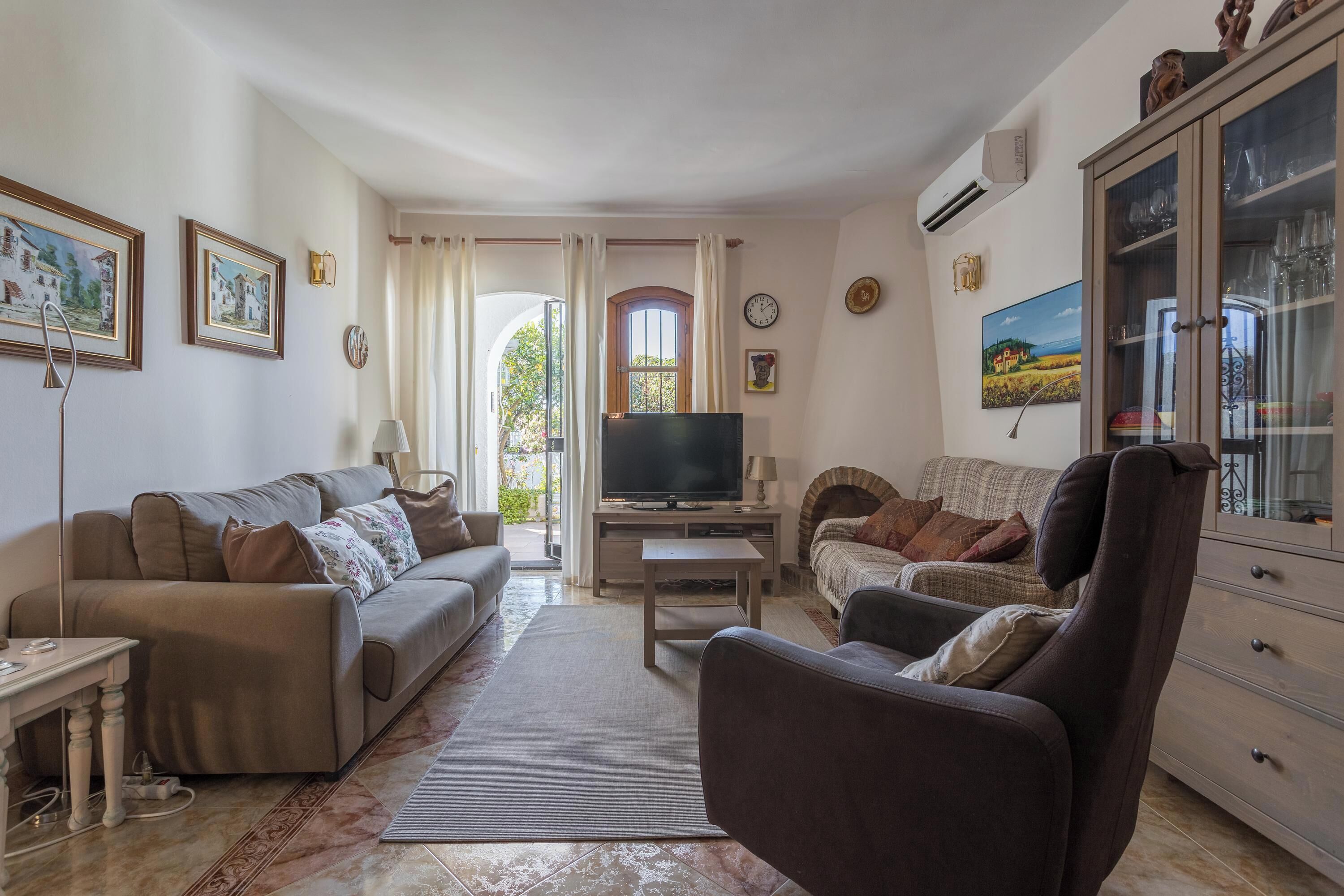 Télévision, lecteur de DVD, chaîne hi-fi