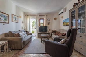 Televisión, reproductor de DVD y estéreo