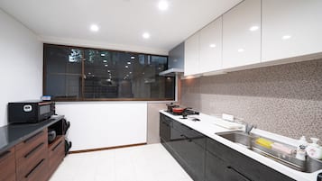 Rumah Basic, Bebas Asap Rokok | Dapur pribadi | Lemari es besar, microwave, oven, dan kompor