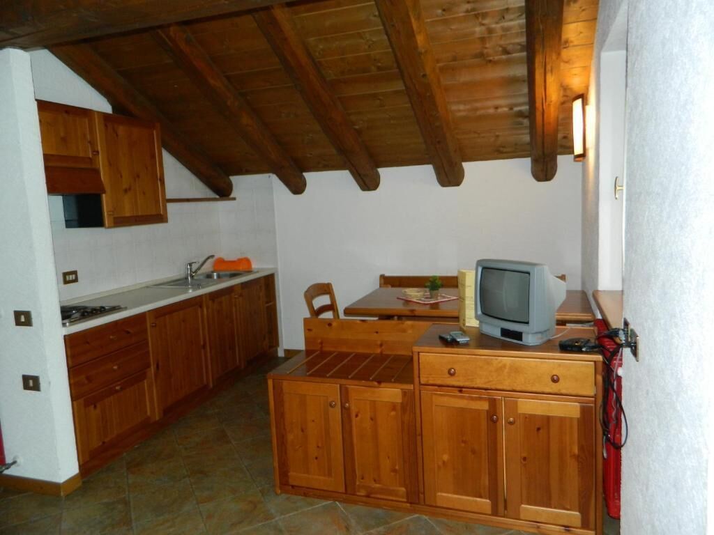 Fridge, cookware/dishes/utensils