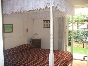 2 chambres, coffres-forts dans les chambres, fer et planche à repasser