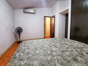 3 bedrooms, free WiFi, bed sheets - Two-story house half a block from the beach. (Mazatlán)