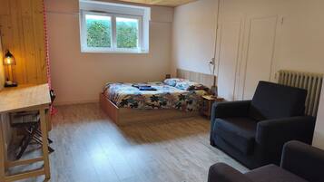 1 slaapkamer, een bureau, een strijkplank/strijkijzer, reisbedje