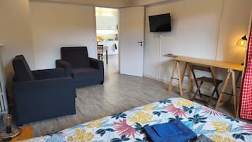 1 slaapkamer, een bureau, een strijkplank/strijkijzer, reisbedje