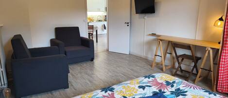 1 quarto, escrivaninha, ferros/tábuas de passar roupa, berço de viagem