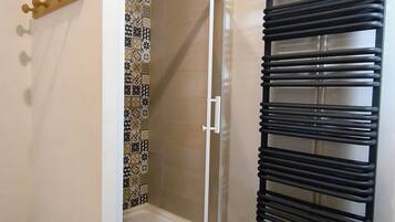 Een douche, een haardroger, handdoeken, zeep