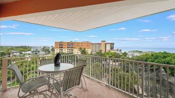 Condo (2 Bedrooms) | Property amenity