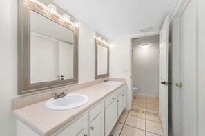 Appart'hôtel (Sea Place 14164 - No Pets Allowed) | Salle de bain | Serviettes fournies, papier toilette