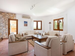 TV, lareira, mesa de pingue-pongue