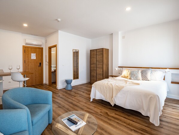 خزنة داخل الغرفة ومكواة/لوح كي وواي فاي مجانًا وملاءات أسرّة