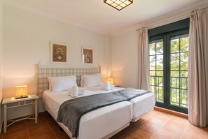 3 makuuhuonetta, silitysrauta/-lauta, ilmainen Wi-Fi, vuodevaatteet